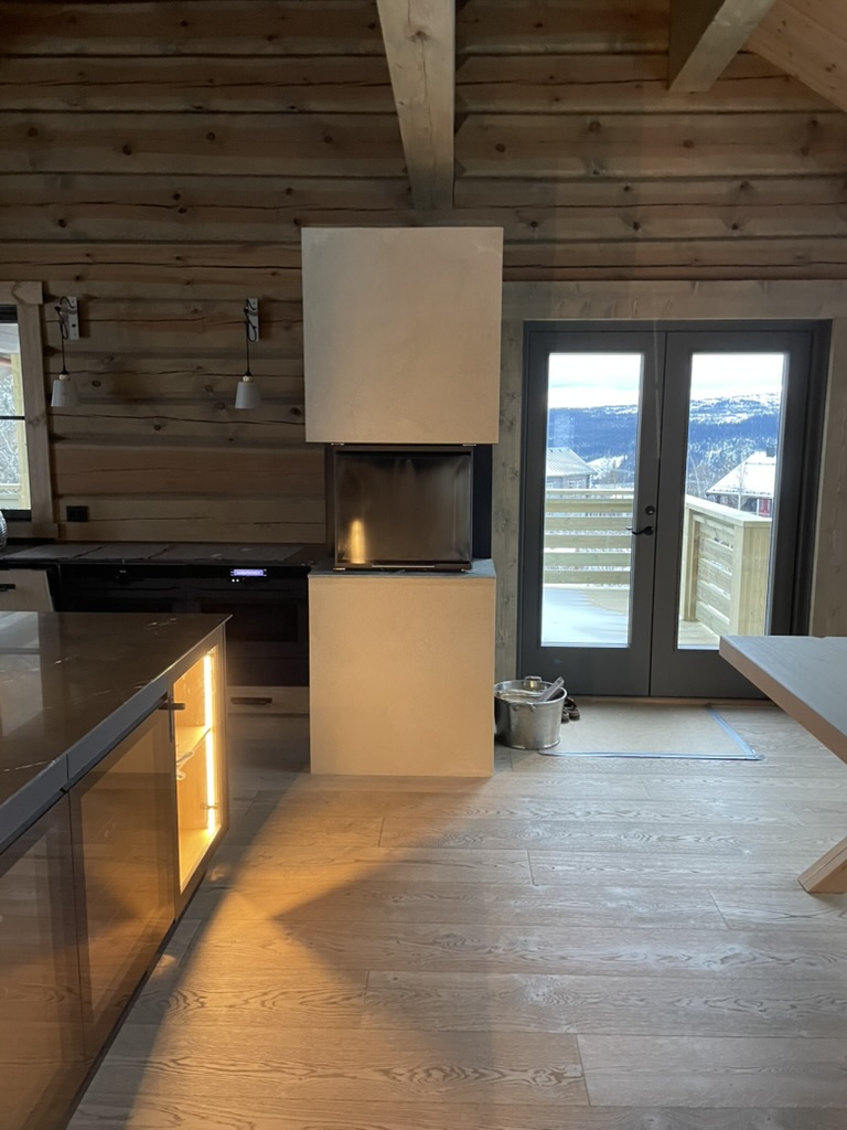 Kök med eldstad i timmerstuga