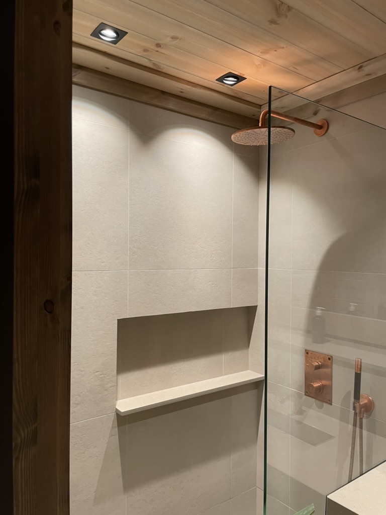 Dusch med koppardetaljer