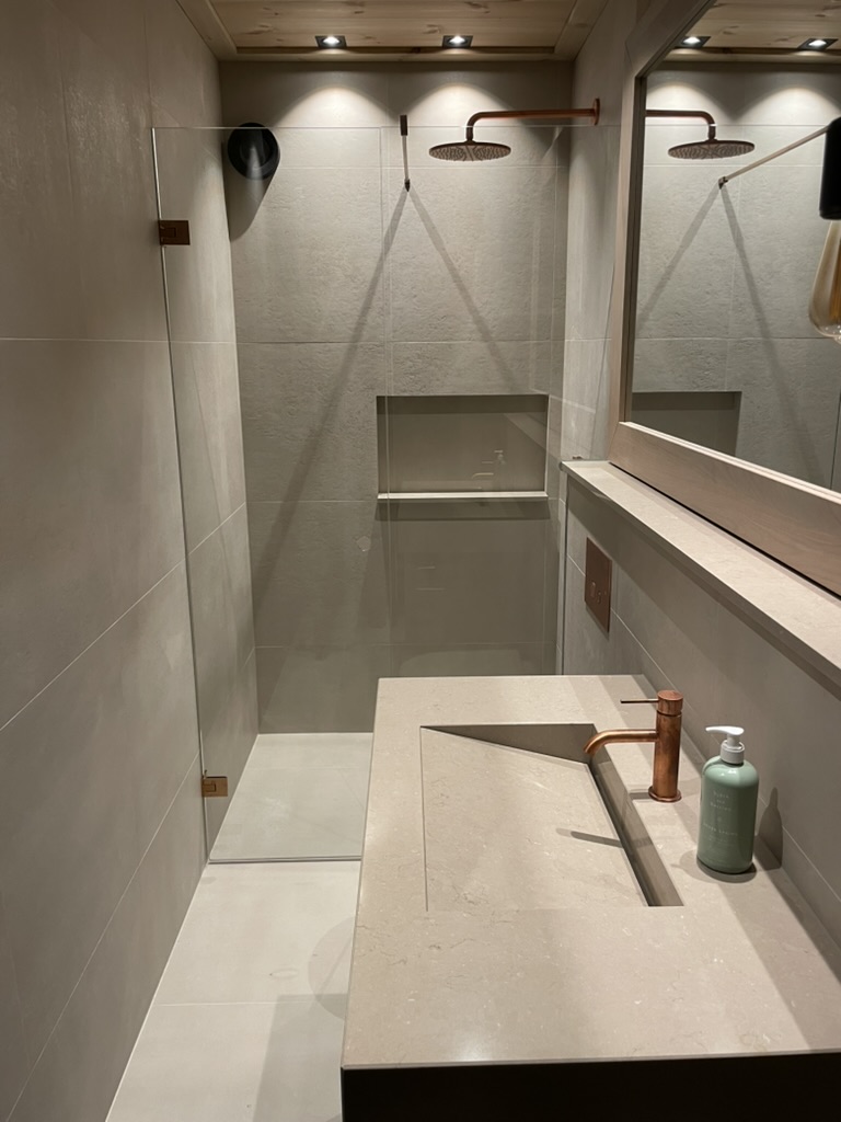 Badrum med dubbla regnduschar