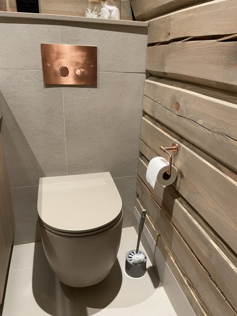 Toalett med Koppar & Trä