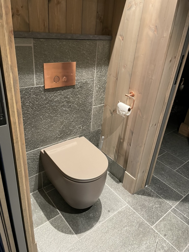 Badrum med Natursten & Koppar